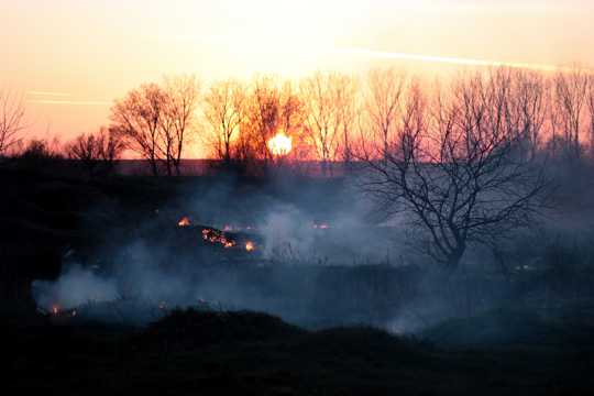 夕阳暮色火烧山图片