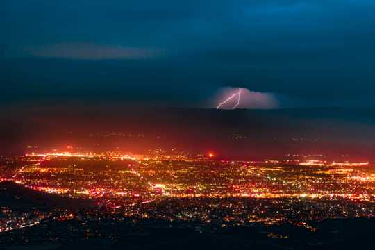 城市夜空的雷电图片