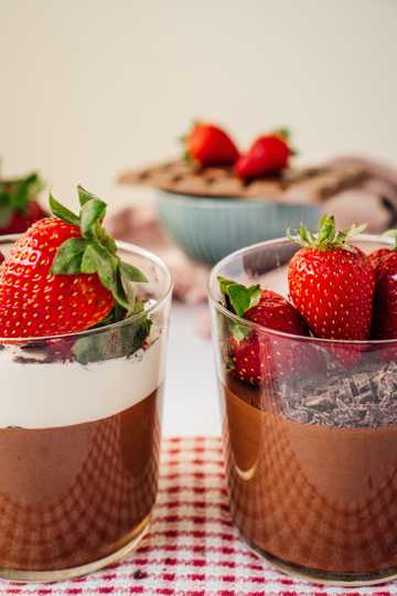 巧克力草莓甜点图片