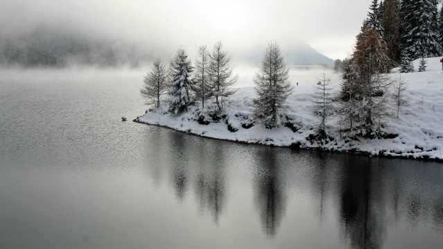 冬日湖水雪景图片