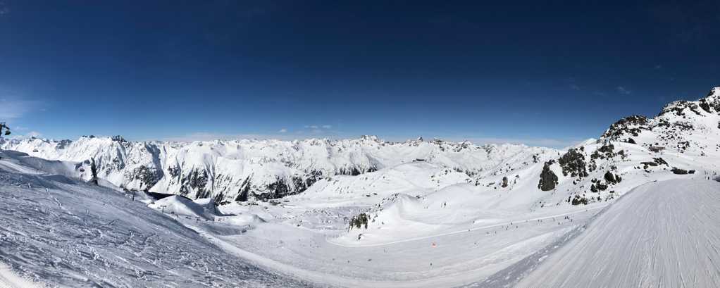 幽静的雪山滑雪场图片