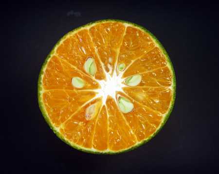 切开露出果粒的橙子