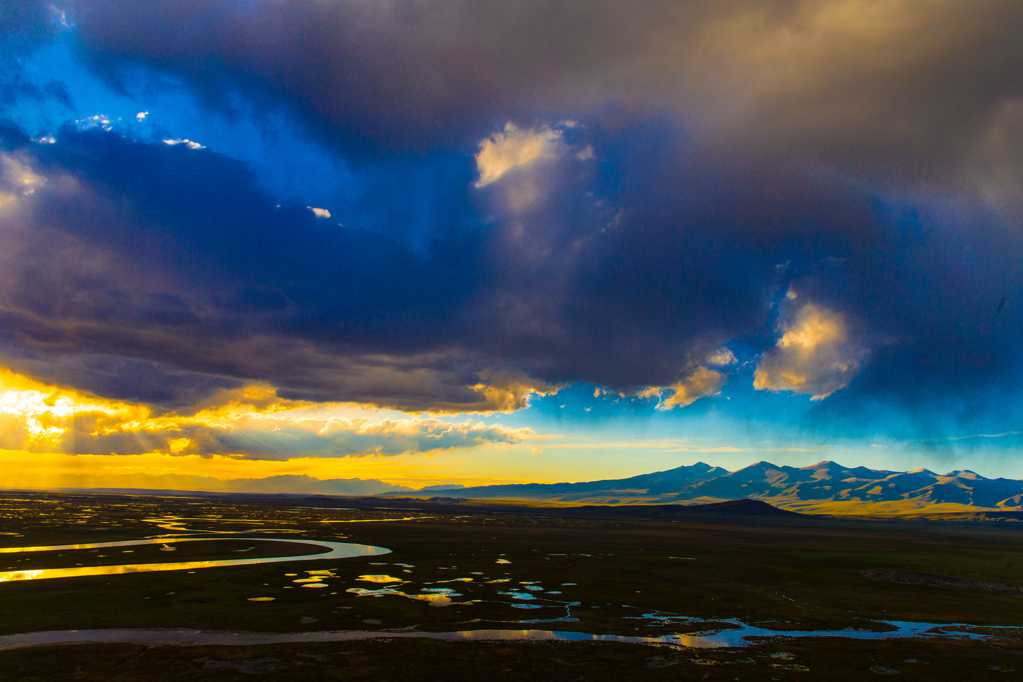 新疆巴音布鲁克黄昏自然风光图片