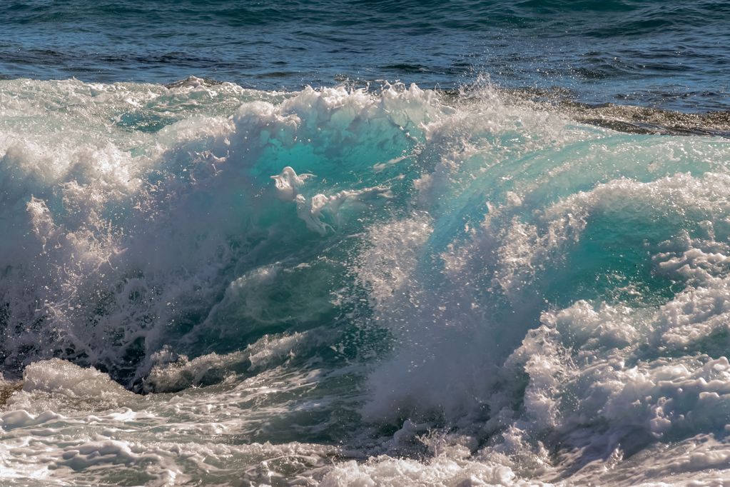 汹涌湍急的波浪光景图片