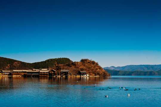 平静的泸沽湖图片