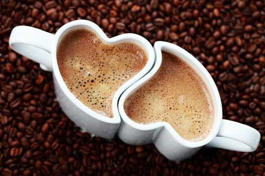 心形咖啡杯与咖啡图片