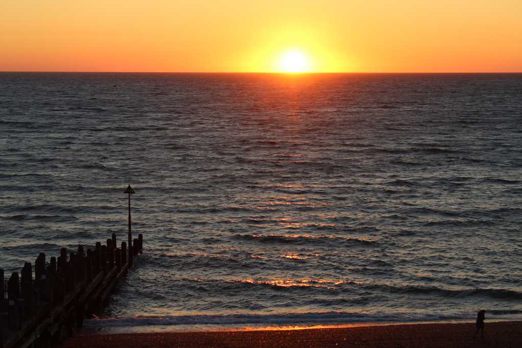 海平面夕阳景观图片