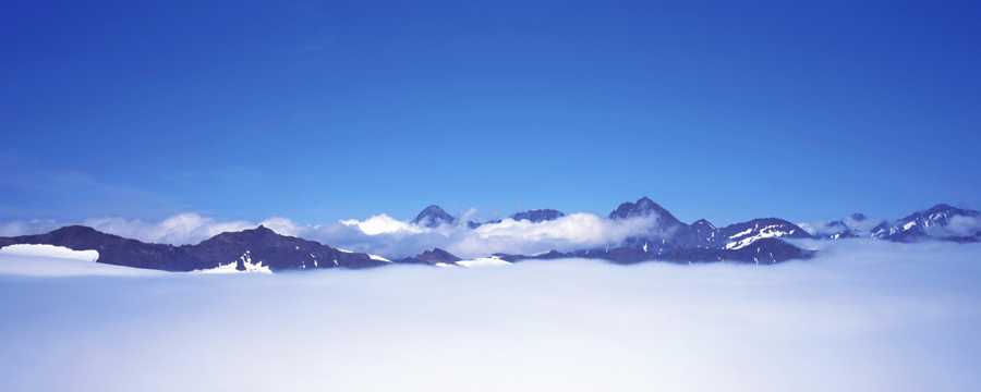 云层下的山峰图片