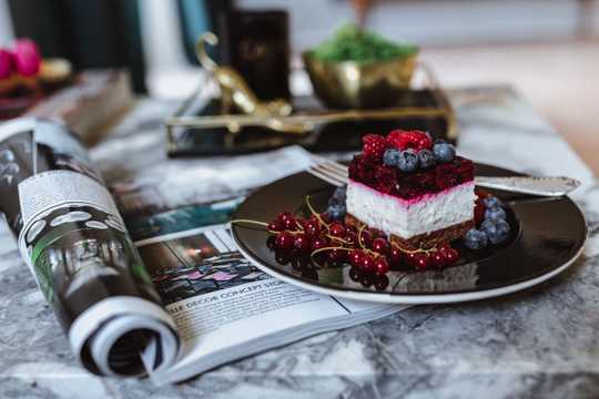 美味的蓝莓覆盆子蛋糕图片