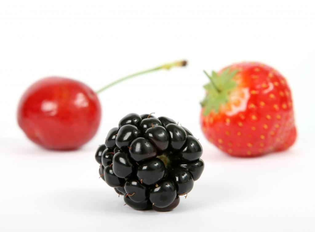 黑莓,樱桃和草莓桌上高清壁纸