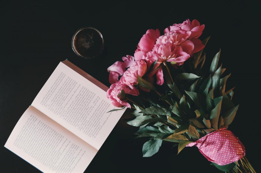 粉红色的花花束旁边打开书高清壁纸