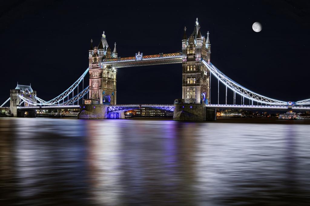 伦敦塔桥在夜间时间高清壁纸