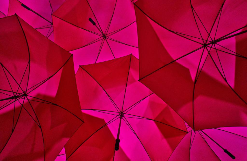在白天高清壁纸红伞