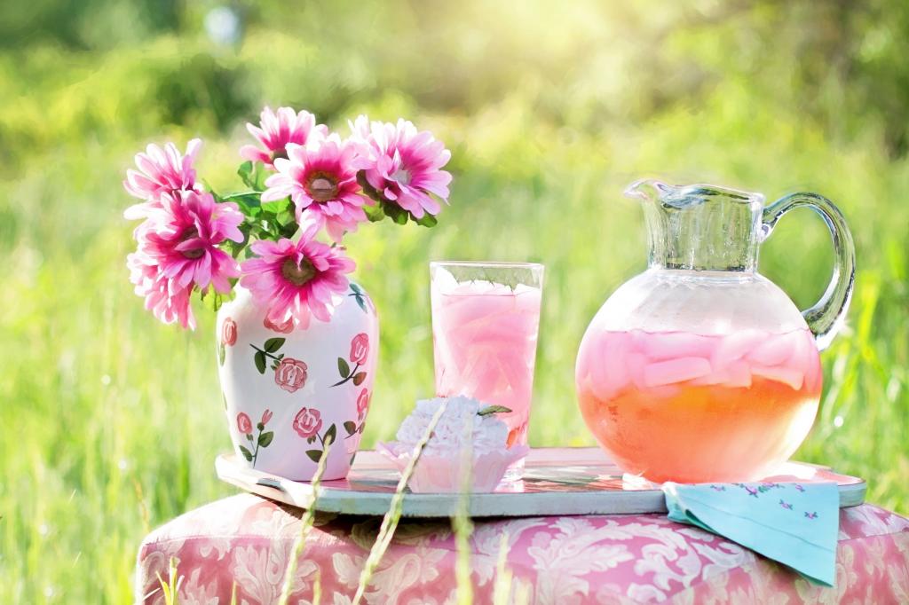 在白色和粉红色的花瓶旁边的玻璃投手和玻璃托盘上的高清壁纸粉红色的花瓣