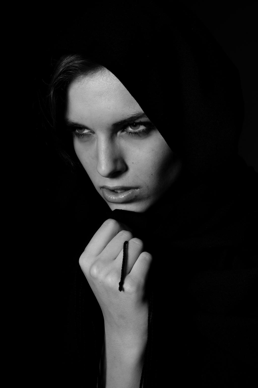 灰度摄影的黑色围巾高清壁纸的女人