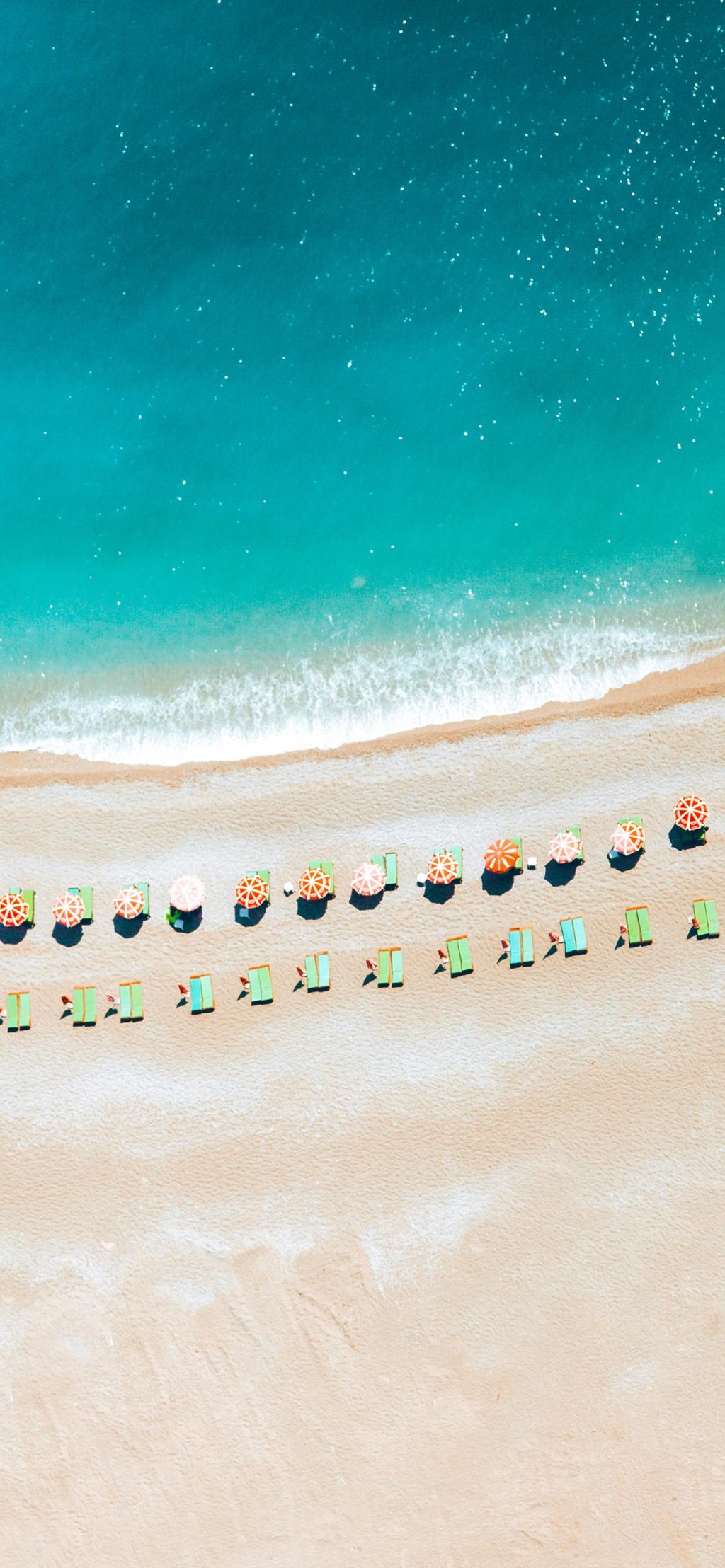 海岸上排列的沙滩椅