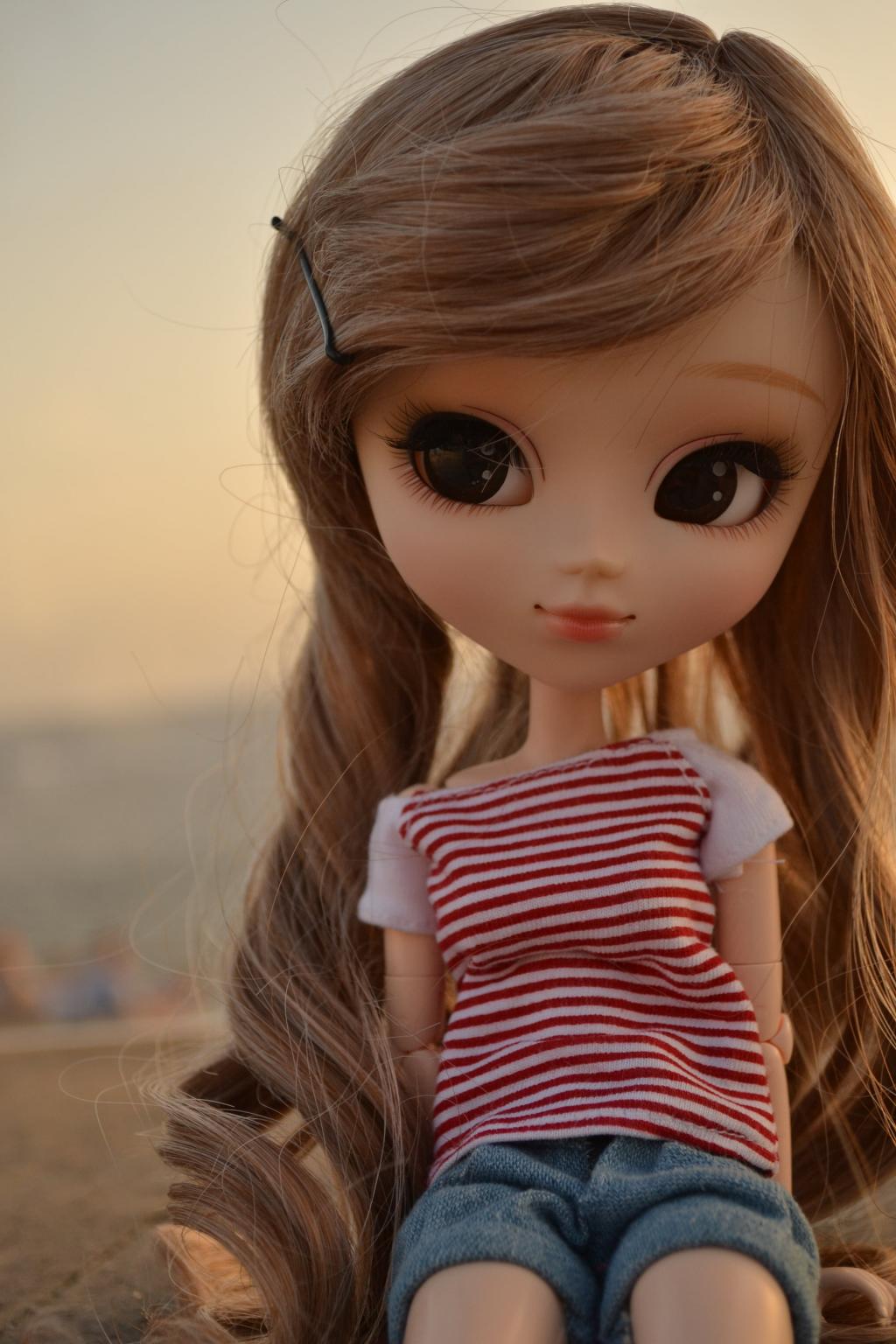 棕色头发的娃娃穿着红色和白色条纹衬衫和蓝色短裤高清壁纸