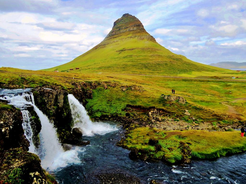 延时照片的水瀑布附近完美的锥山,冰岛高清壁纸