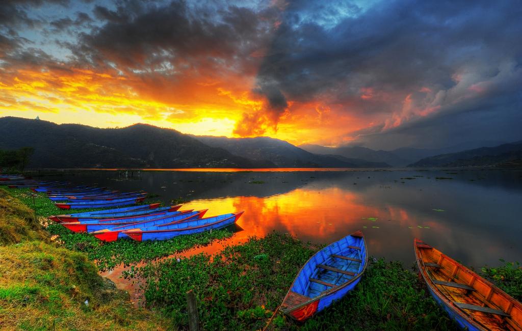 风景摄影的独木舟湖附近的日落,费瓦湖,博克拉,尼泊尔高清壁纸