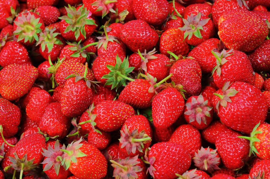 成熟的草莓高清壁纸