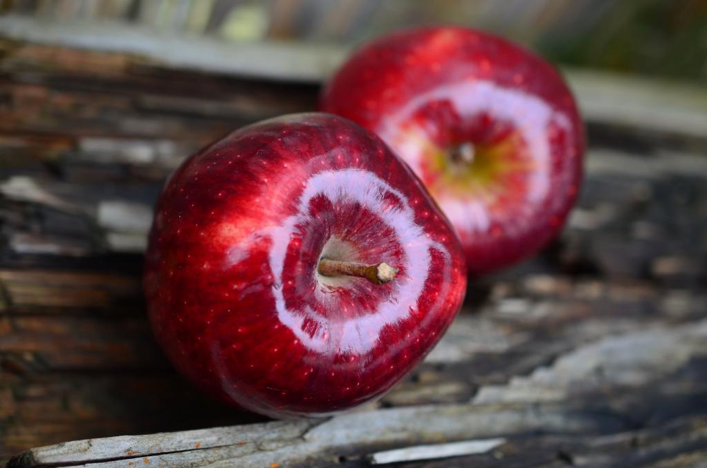 关闭两个红色苹果果实HD wallpaper的照片