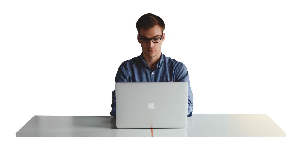 男子身穿蓝色纽扣长袖上衣和黑色眼镜使用MacBook高清壁纸
