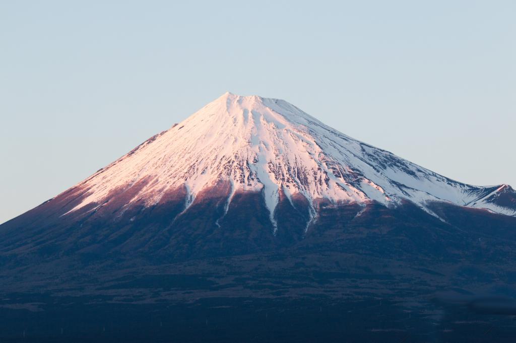 简介高耸的日本富士山桌面壁纸,日本东京的富士山,白雪皑皑的山顶终年