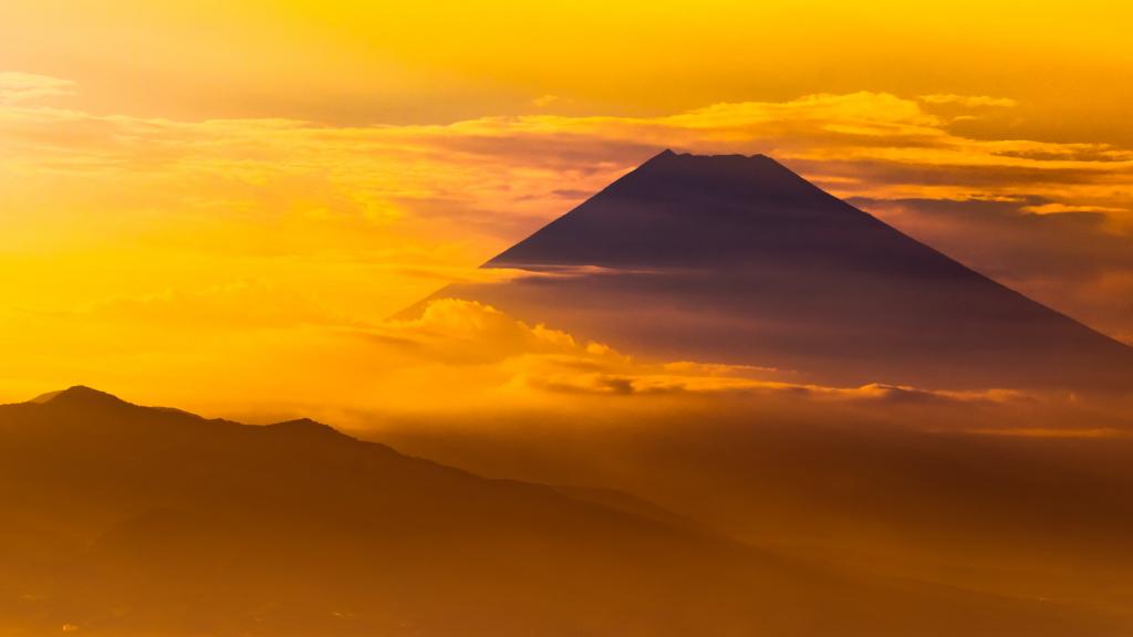 山的剪影与黄色云彩例证,山。