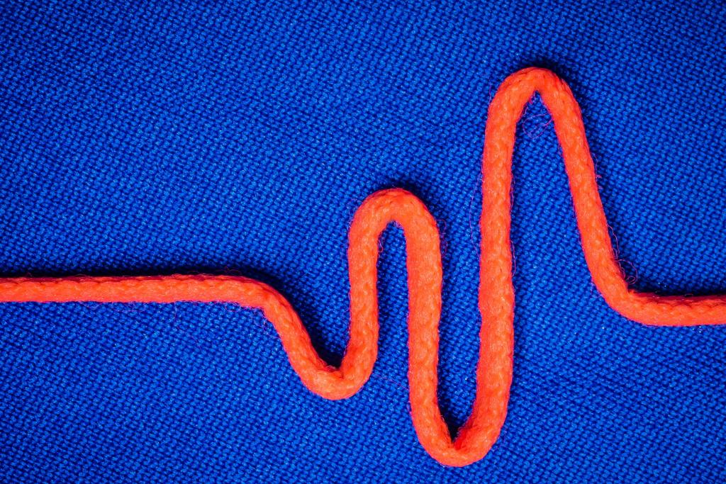 在蓝色纺织品高清壁纸顶部的橙色绳子