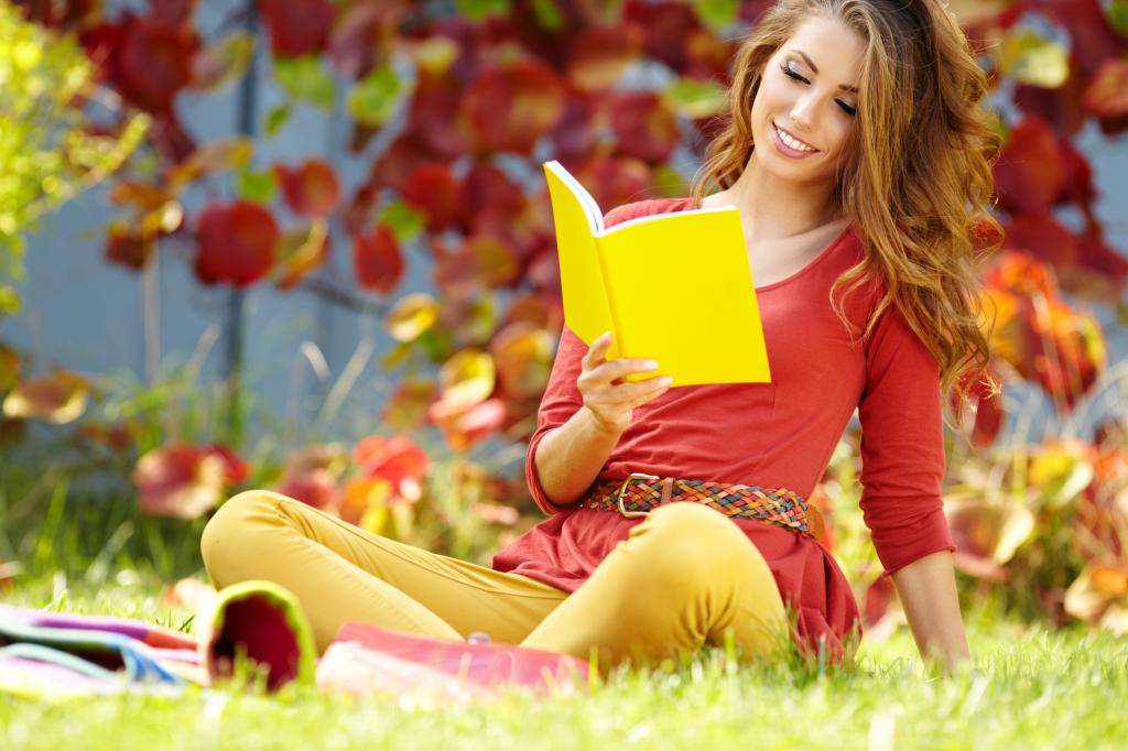 黄色,棕色的头发,书,叶子,笔记本,女孩,阅读,草,秋季