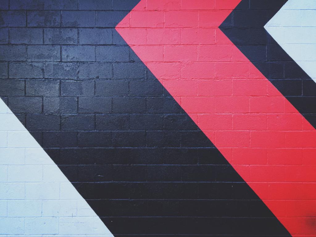 红色和黑色的被绘的砖墙高清壁纸