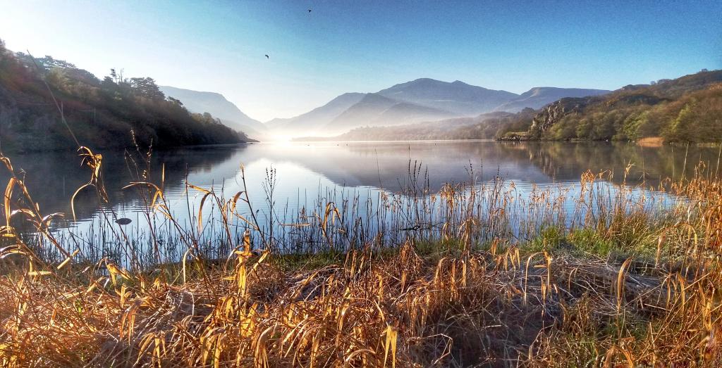 在湖,llyn padarn高清壁纸草地上的风景摄影