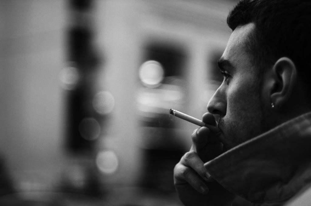 男人抽烟落寞的照片图片