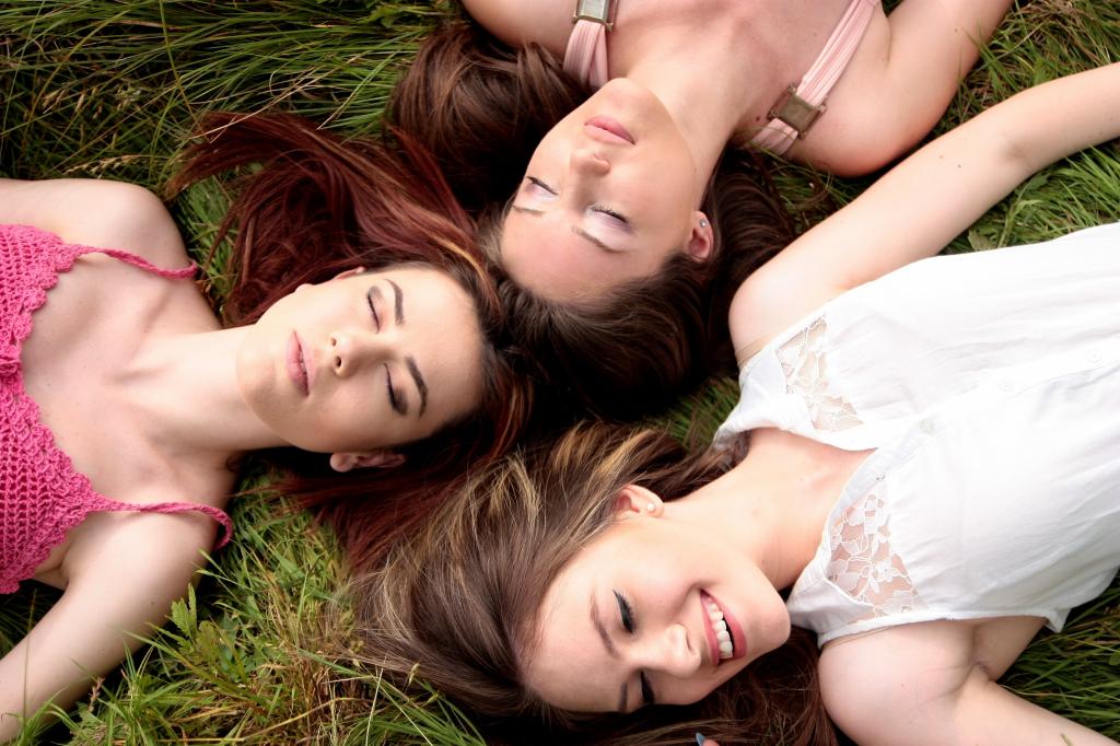 三个女人的内衣躺在绿草高清壁纸
