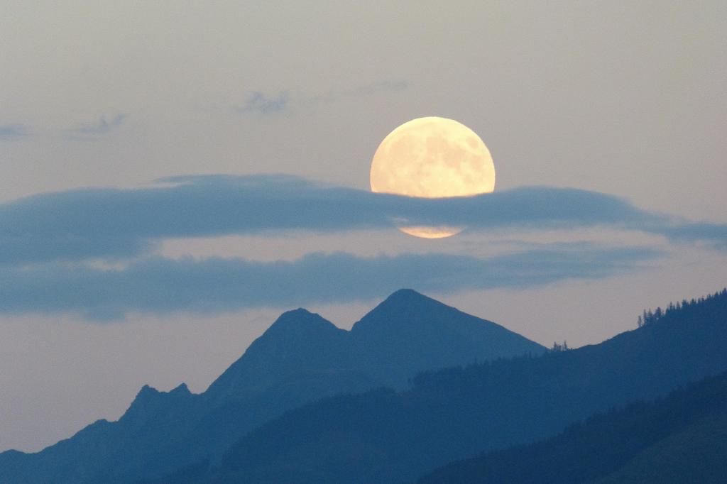 山上的满月美景图片