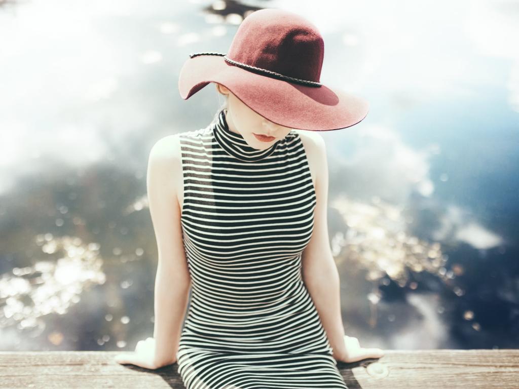 选择性焦点摄影的黑色和白色的女人条纹无袖连衣裙和红色的帽子高清壁纸