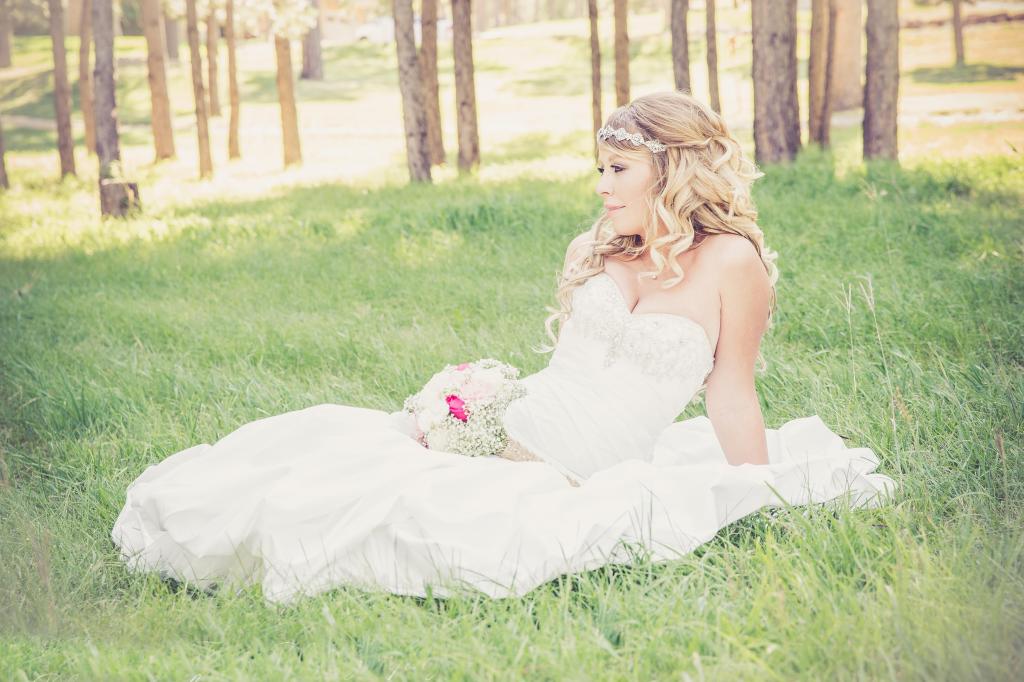 女人在白色甜心新娘礼服坐在白天高清壁纸的草地上