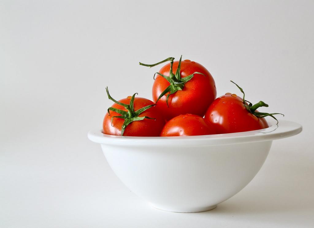西红柿上白色的陶瓷碗高清壁纸