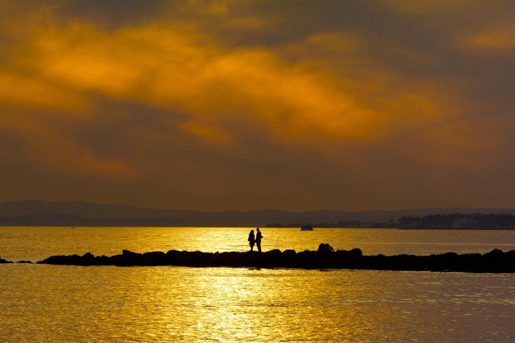 两个人在日落期间岛上的剪影高清壁纸