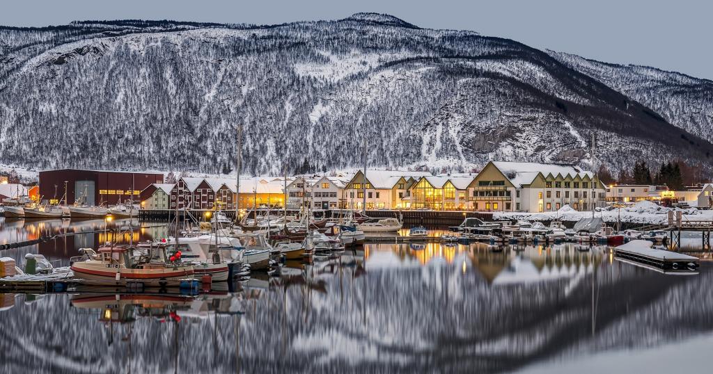Nordland,挪威,Saltdal峡湾,Ronan,Rognan,镇,挪威,峡湾,家,Nordland,山,反射,小船