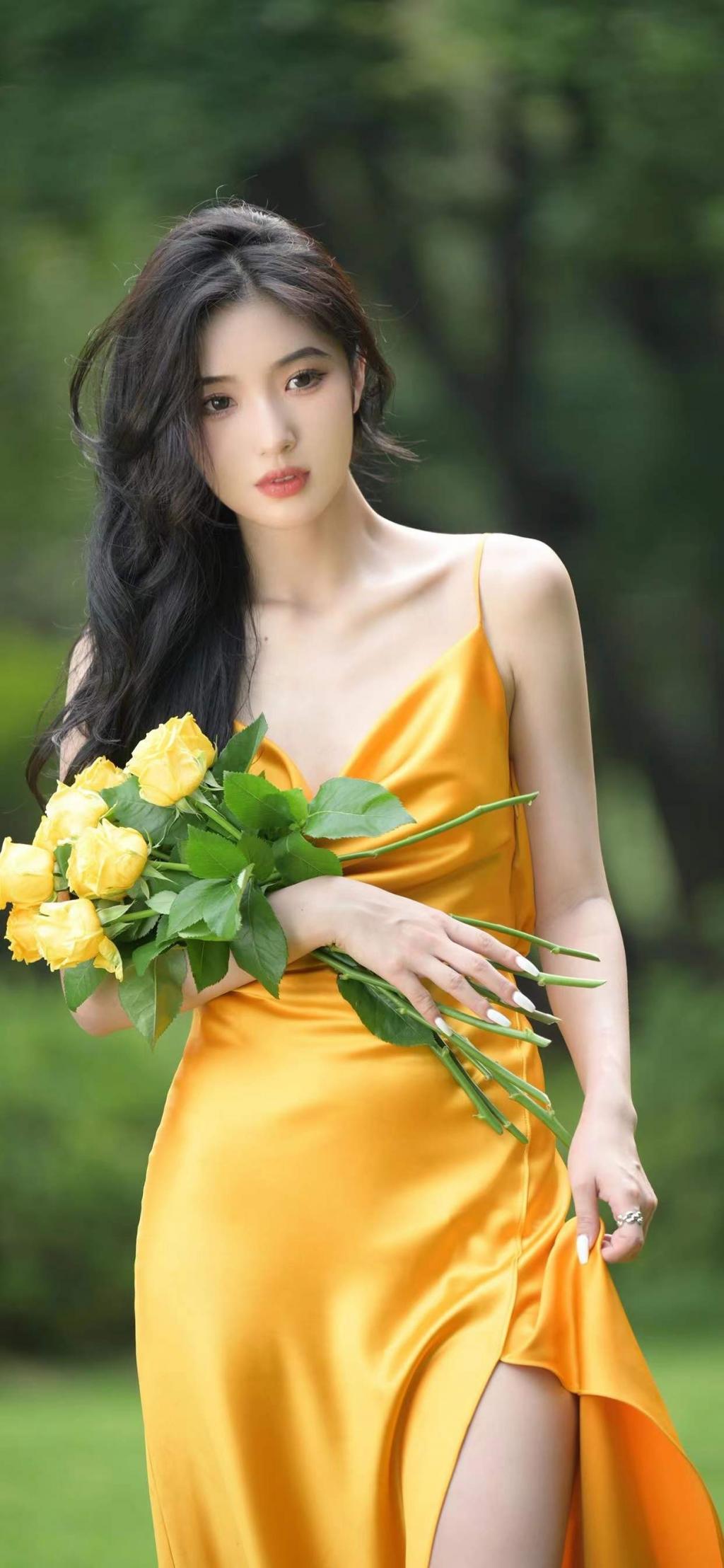 手持黄玫瑰的气质美女