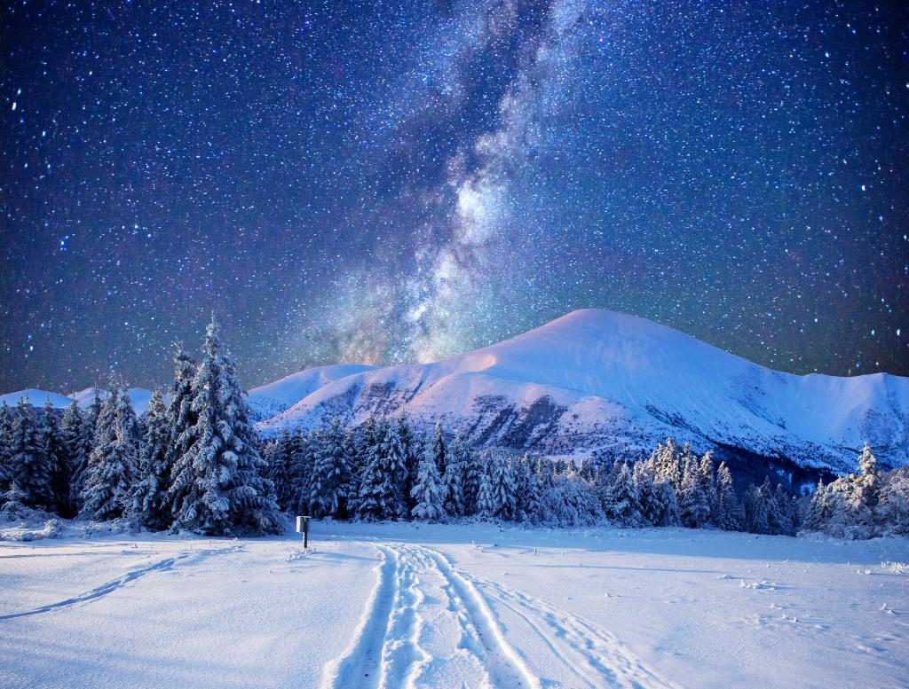 星空下的雪山