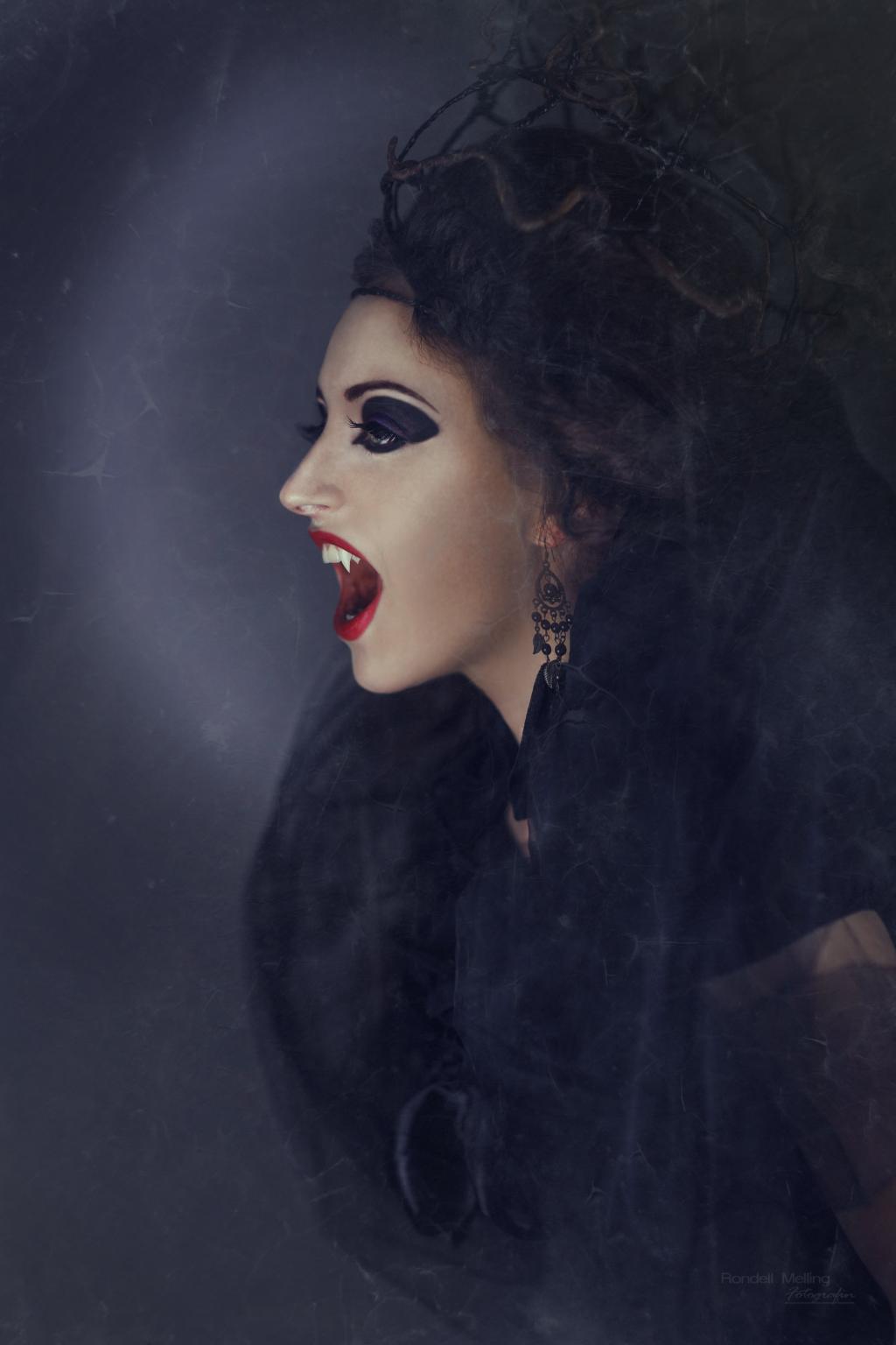 女性吸血鬼黑色礼服高清壁纸的画像