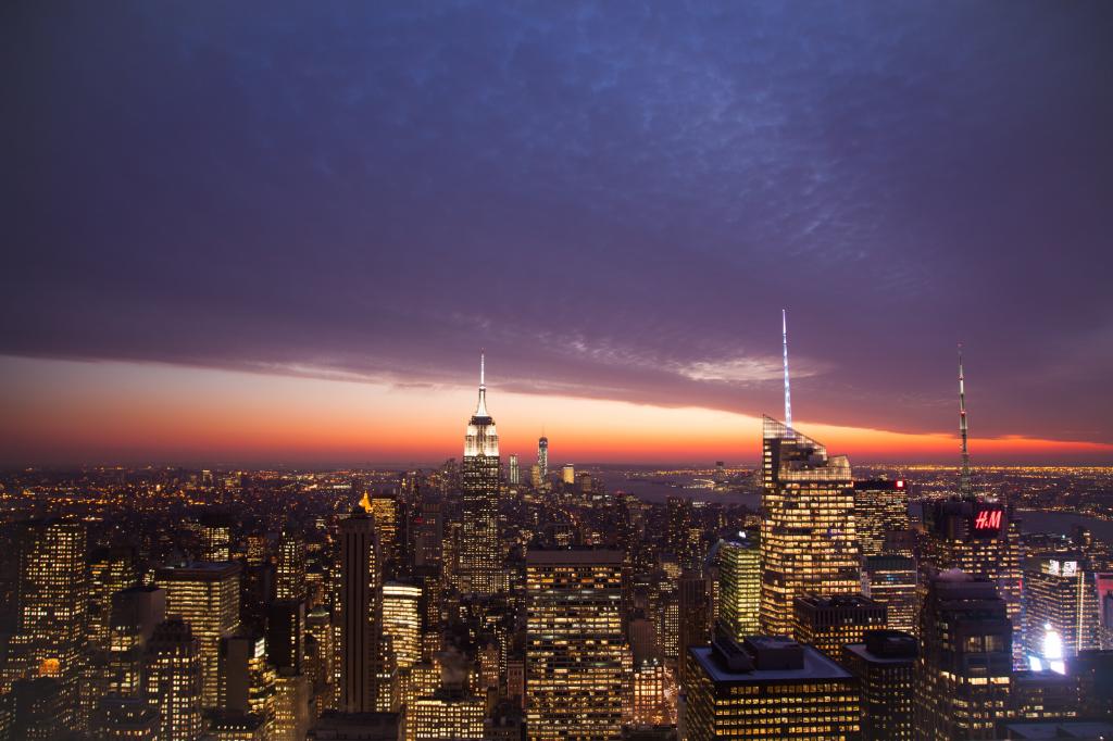 在多云的天空,曼哈顿高清壁纸照明建筑的航拍照片