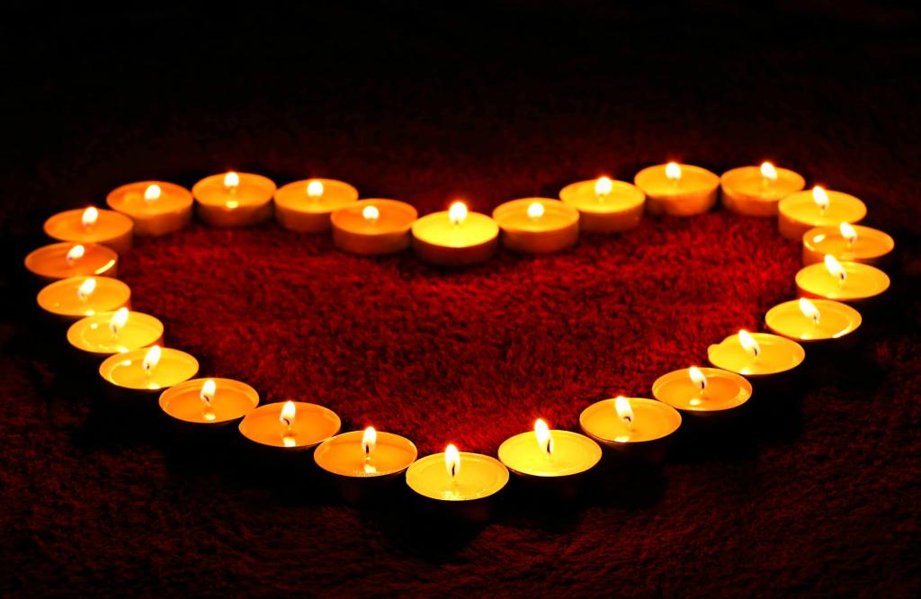 茶点燃蜡烛与形成心脏形状高清壁纸的火