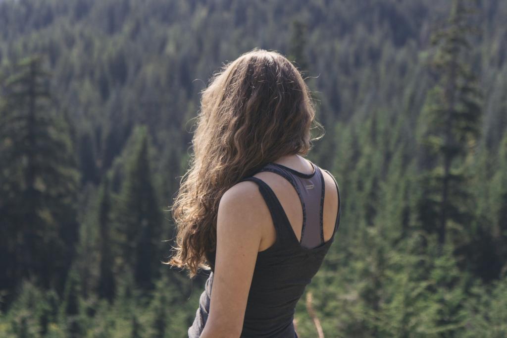 女人站在背景的森林高清壁纸的选择性焦点摄影