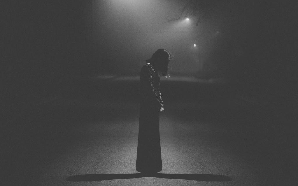 忧郁孤独灯柱光伤心黑暗女人阴影礼服街头