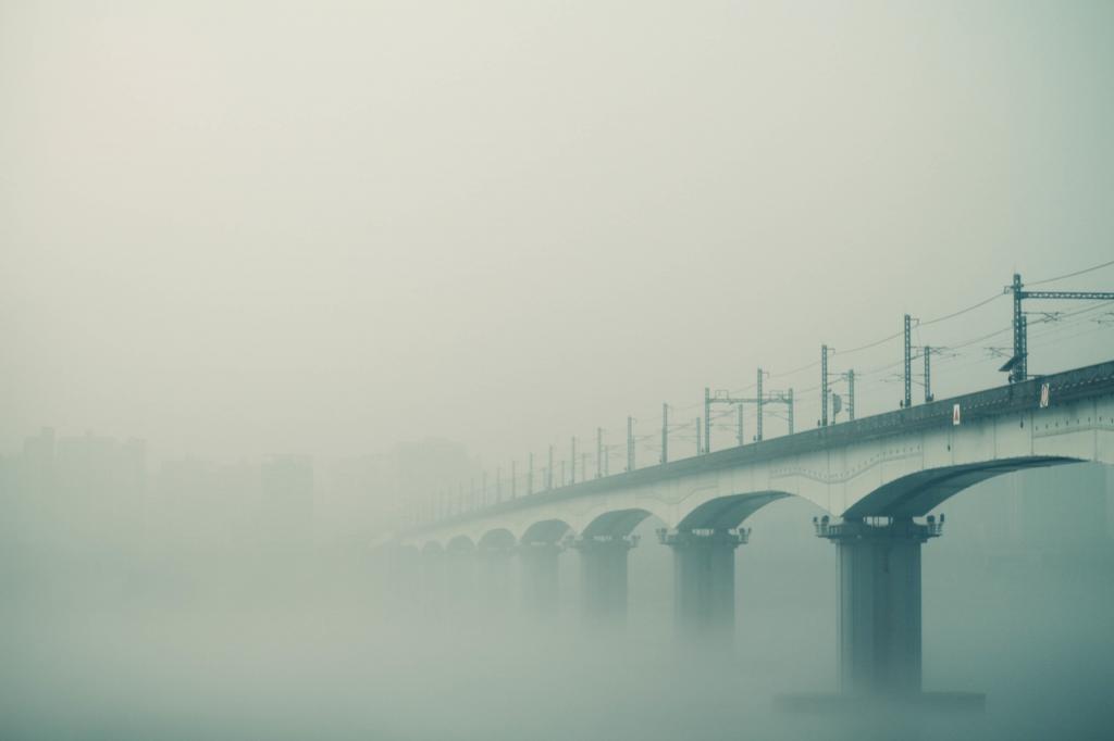 在有雾的天气HD wallpaper的白色混凝土桥的股票摄影