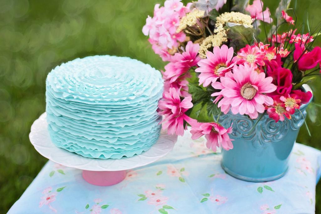 在蓝色陶瓷花瓶旁边的蓝色蛋糕高清壁纸粉红色和黄色的花朵