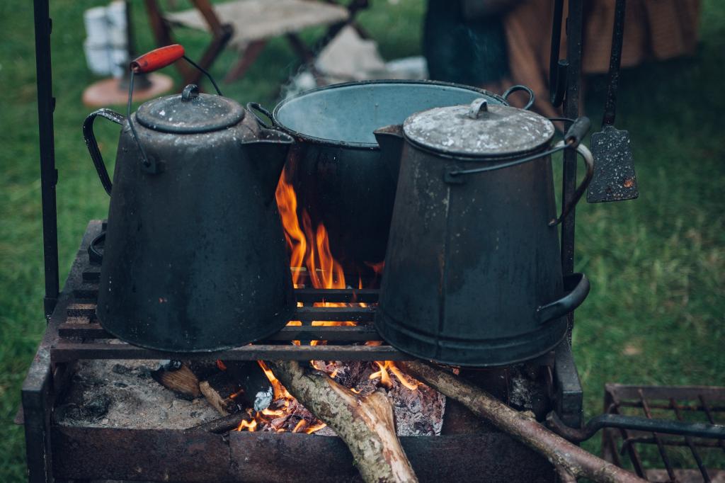野外露营生火做饭图片